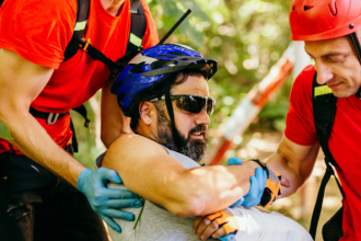 Turistas resgatados após queda em cachoeira de Ubatuba evidenciam riscos de trilhas e atenção ao turismo de aventura