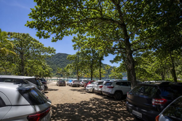 Área de estacionamento próxima à praia em Ubatuba, no litoral norte de São Paulo
