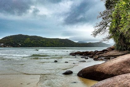 Vista da Praia da Enseada, em Ubatuba, com águas tranquilas e morros cobertos de vegetação